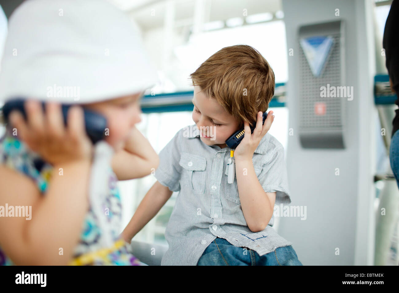 Due bambini in una escursione in ascolto di una guida audio Foto Stock