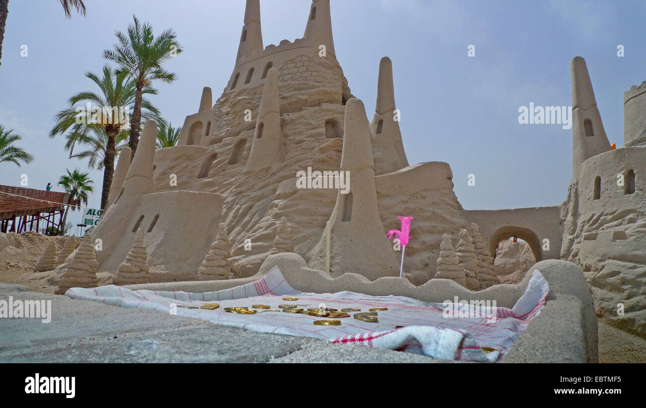 Feudale del castello di sabbia in spiaggia, Spagna, Balearen, Maiorca, Alcudia Foto Stock