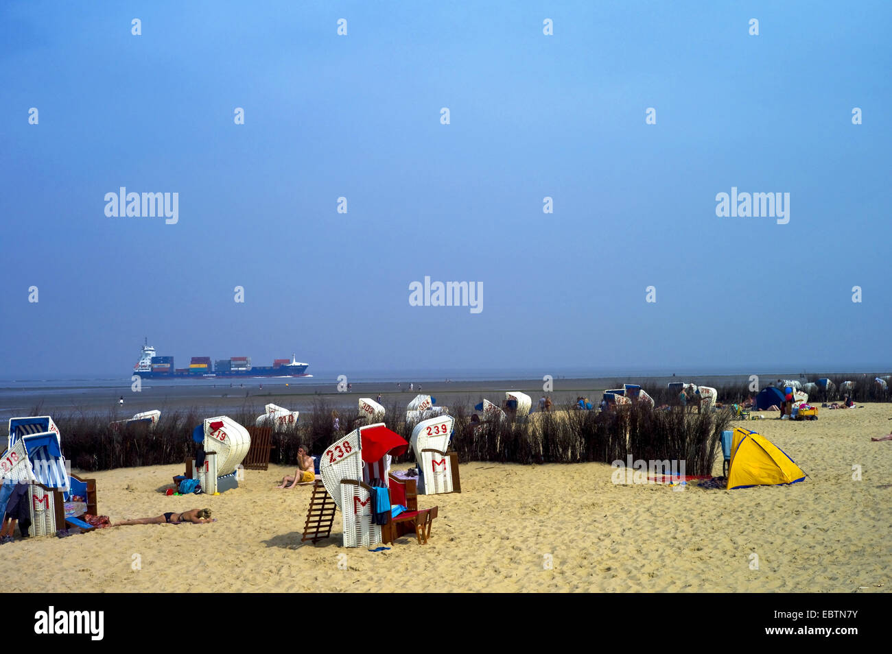 Spiaggia di Doese, Elba canale di spedizione in background, Germania, Bassa Sassonia, Cuxhaven Foto Stock