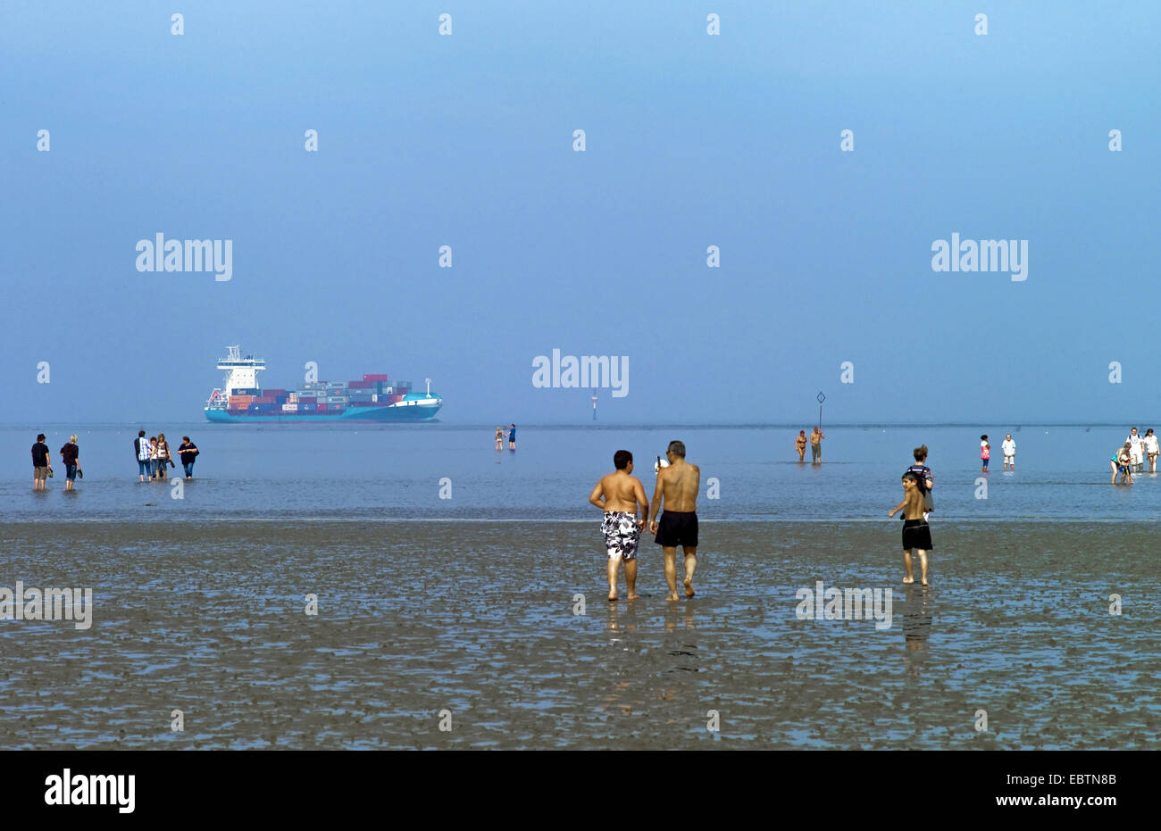 Spiaggia di Doese, Elba canale di spedizione in background, Germania, Bassa Sassonia, Cuxhaven Foto Stock