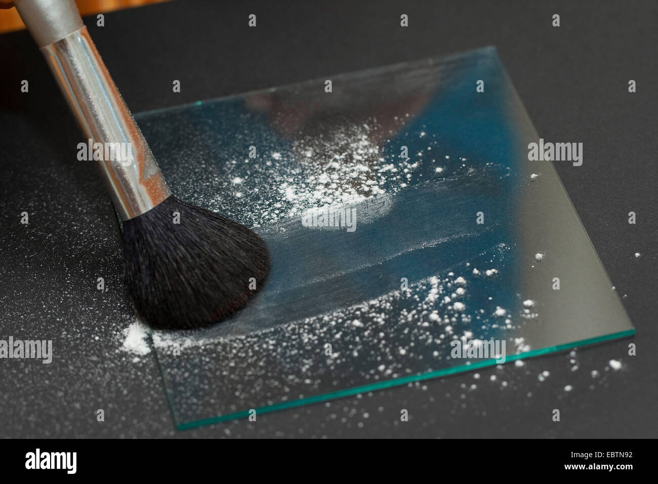 Prendere le impronte digitali. Passo 3: Polvere viene rimosso con una spazzola, finger print diventa visibile Foto Stock