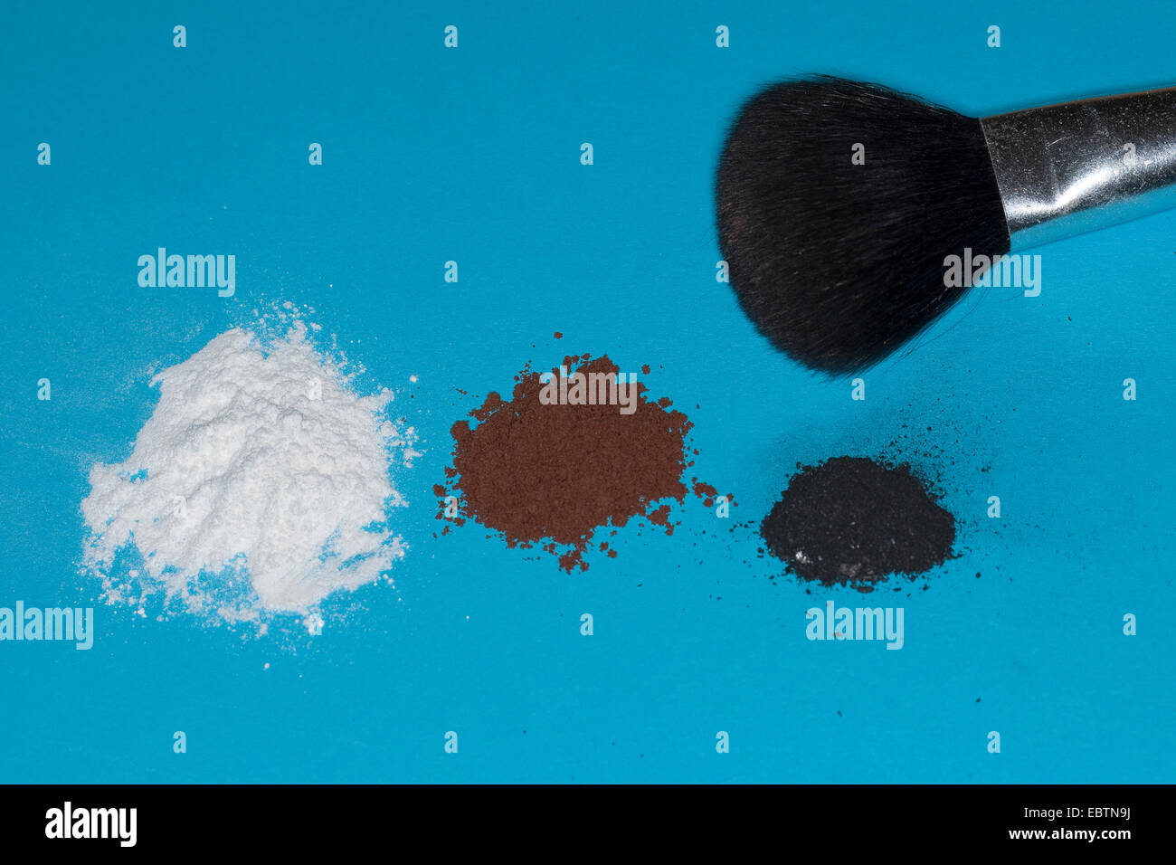 Materiale per la rilevazione delle impronte digitali: polvere, la polvere  di cacao, grafite da una matita Foto stock - Alamy