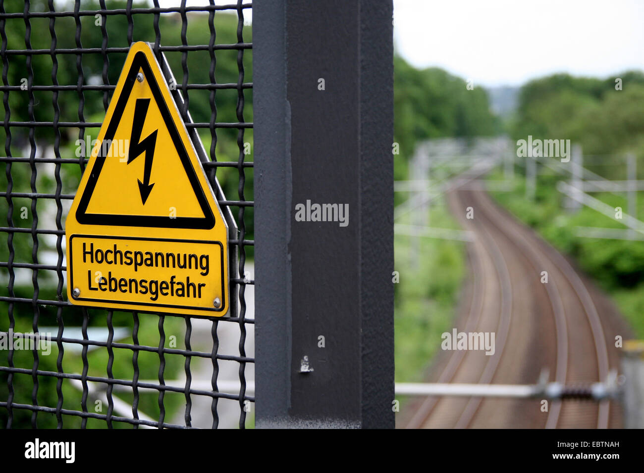 Segnale di avvertimento di alta tensione sulla linea ferroviaria, in Germania, in Renania settentrionale-Vestfalia Foto Stock