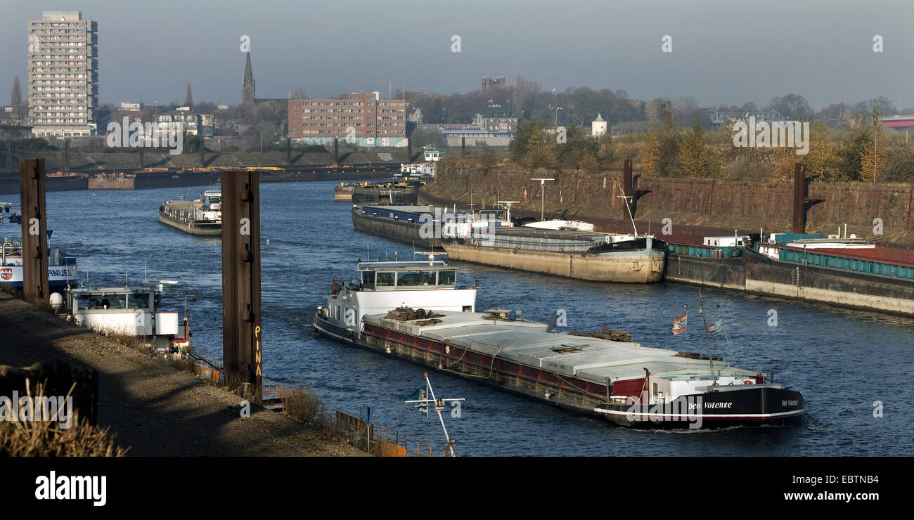Le navi da carico in un canale del porto interno, in Germania, in Renania settentrionale-Vestfalia, la zona della Ruhr, Duisburg Foto Stock