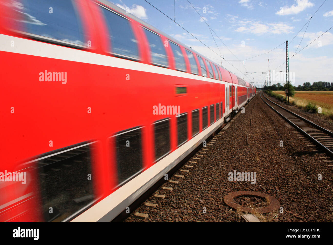 Viaggiare in treno Regional-Express, in Germania, in Renania settentrionale-Vestfalia, Duisburg-Rahm Foto Stock