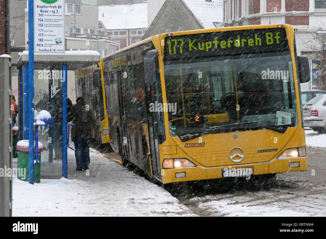 Autobus alla fermata in snow flurry, in Germania, in Renania settentrionale-Vestfalia, la zona della Ruhr, Essen Foto Stock