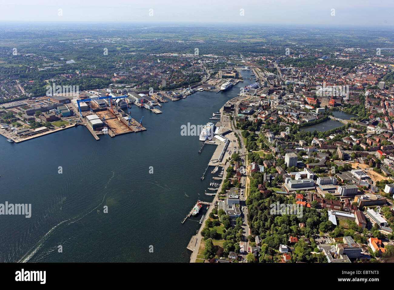 Vista della città e porto di mare, vista da nord-est, Germania, Kiel Foto Stock