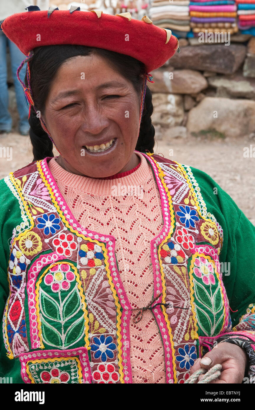Tradizionalmente Vestiti donna indiana a Puno les desea feliz viaje pass, Perù, Feliz Viaje Foto Stock