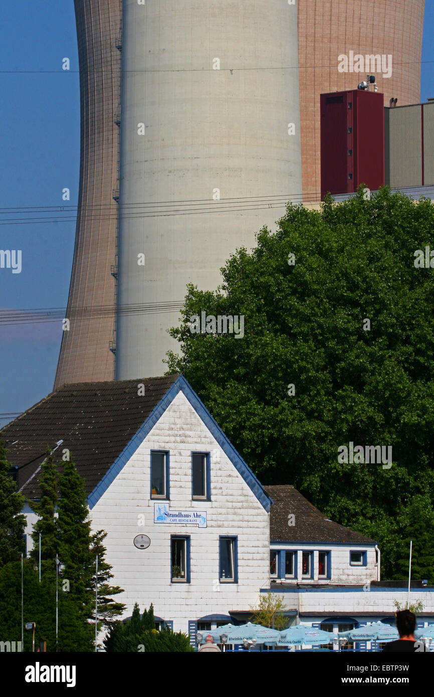 Ristorante mit torre di raffreddamento in background in Voerde-Goetterswickerhamm, in Germania, in Renania settentrionale-Vestfalia, la zona della Ruhr, Voerde Foto Stock