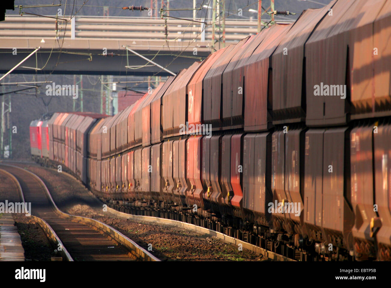 Treno merci, 700 metri di lunghezza, in Germania, in Renania settentrionale-Vestfalia, Oberhausen Sterkrade Foto Stock
