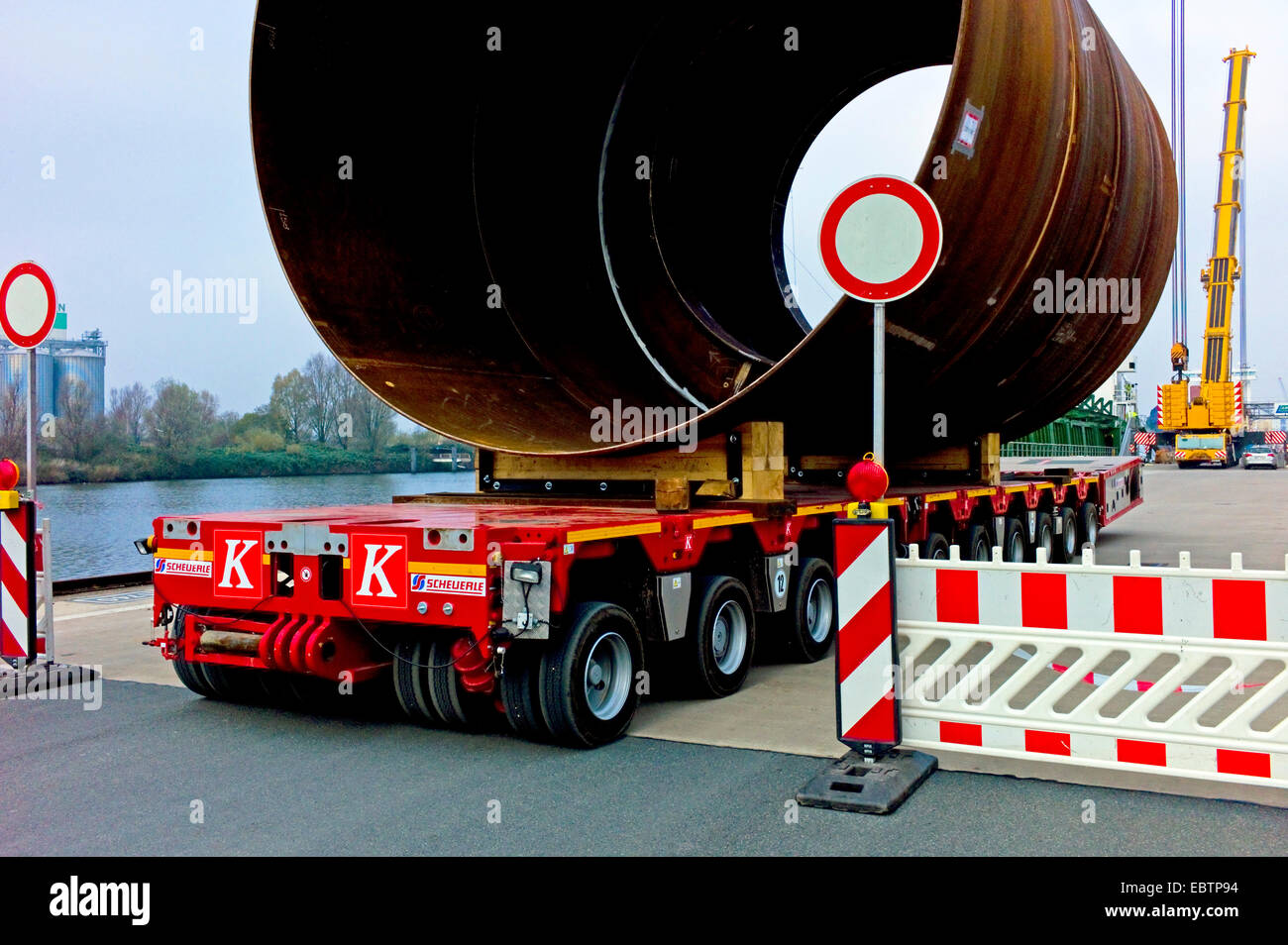 Un veicolo pesante con una parte del potere di vento stazione, Germania, Bremerhaven Foto Stock