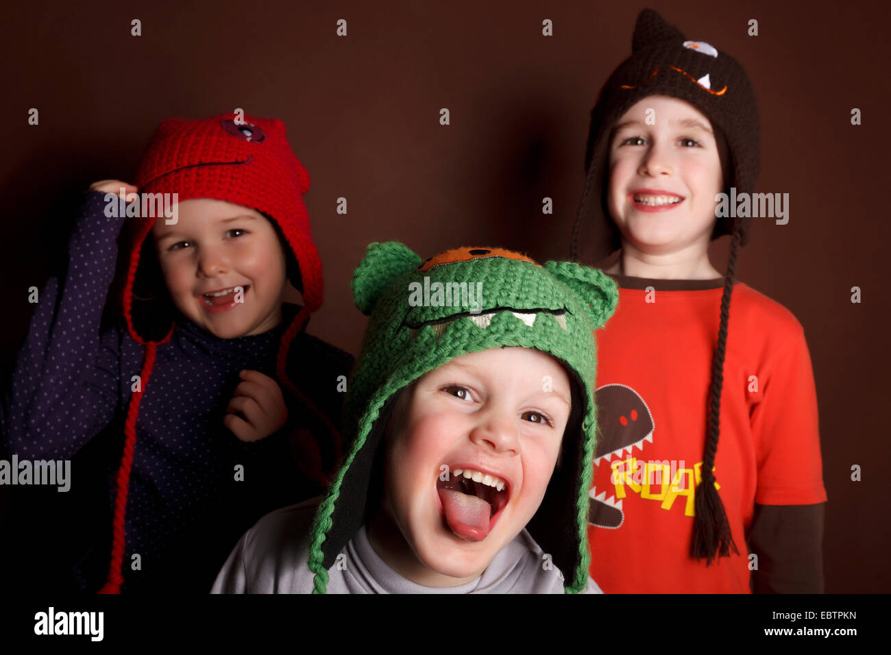 Tre bambini con divertenti monster cofani Foto Stock