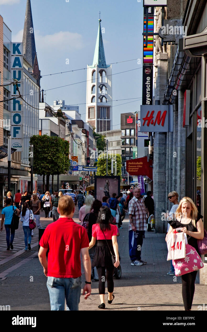 Occupato dalla zona pedonale Bahnhofstrasse e chiesa Altstadtkirche, in Germania, in Renania settentrionale-Vestfalia, la zona della Ruhr, Gelsenkirchen Foto Stock