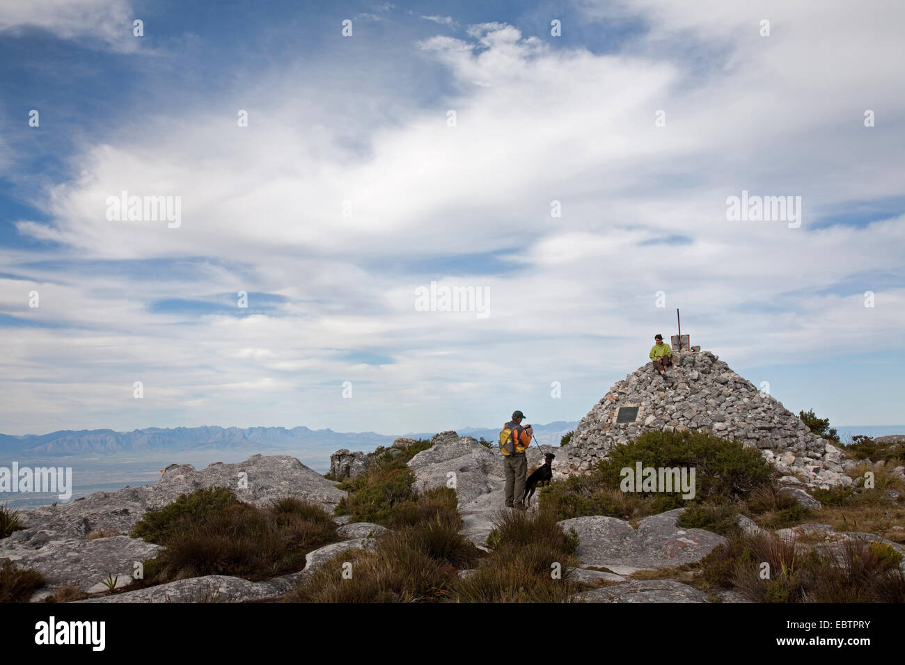 Gli escursionisti a Maclear's Faro, il punto più alto del monte Table, Sud Africa, Western Cape, Città del Capo Foto Stock