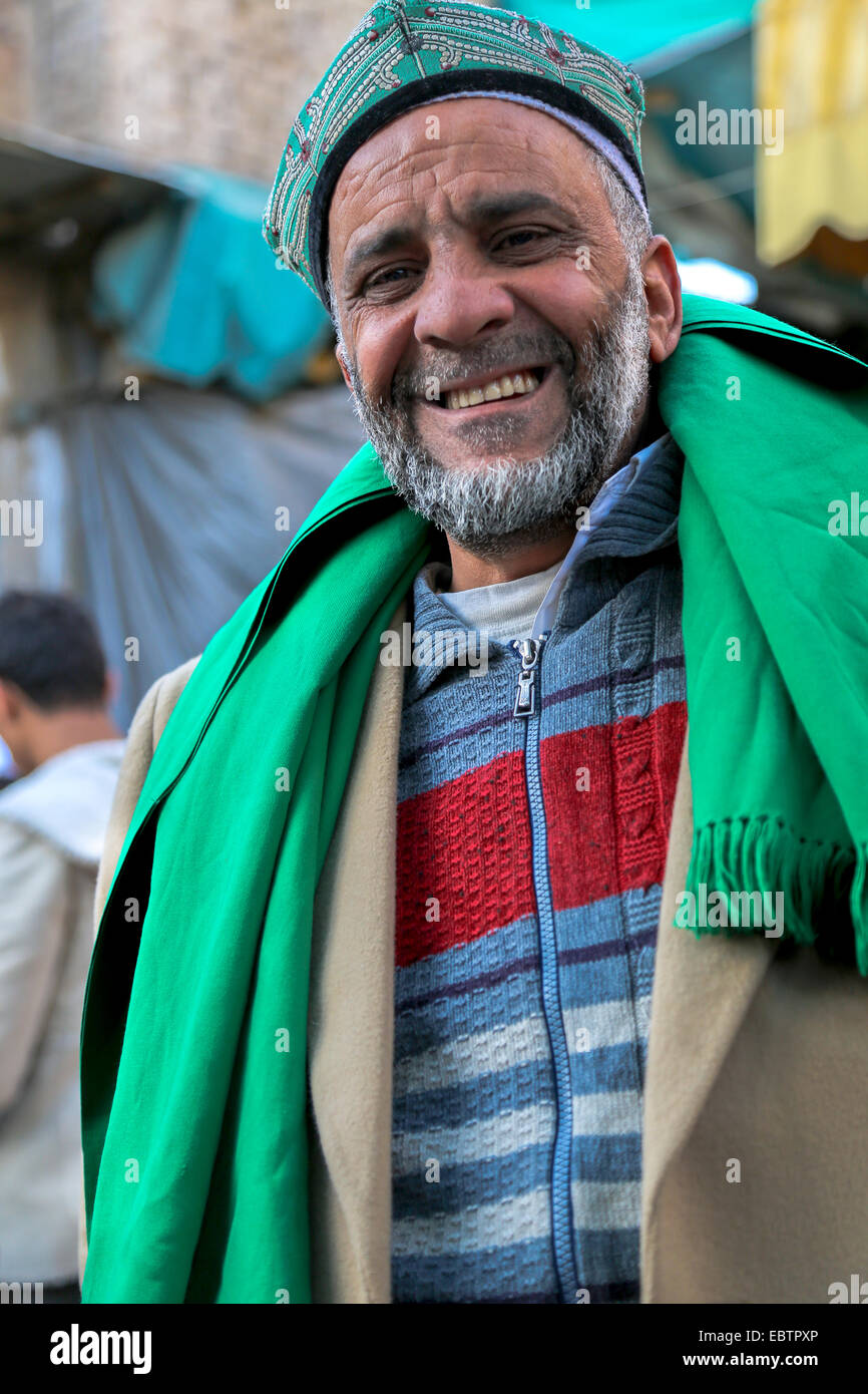 Uomo anziano sul vecchio Sana'a, ha chiesto di prendere foto per lui. Yemen Foto Stock