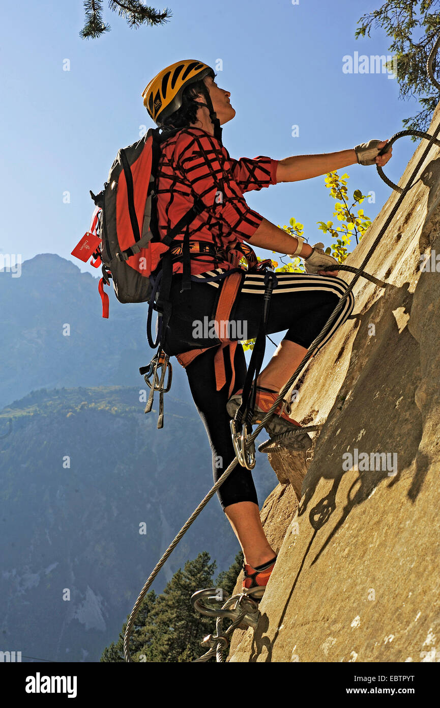 Scalatore di scalare una parete di roccia in Via ferrata di La Cascata, Francia, Savoie, Pralognan Foto Stock