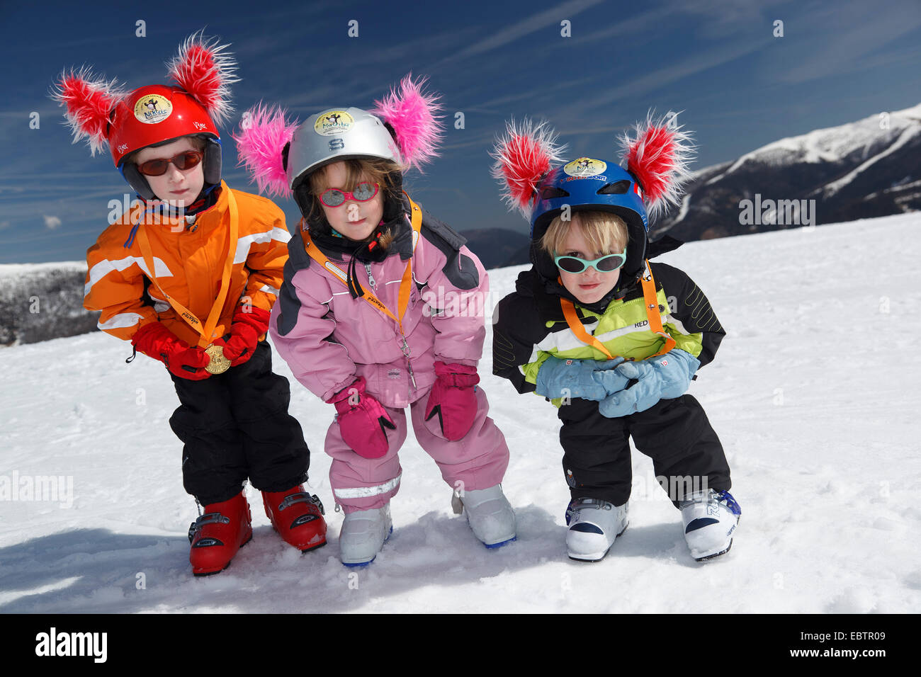 Tre bambini con le medaglie della gara di sci, Austria, Kaernten Foto Stock