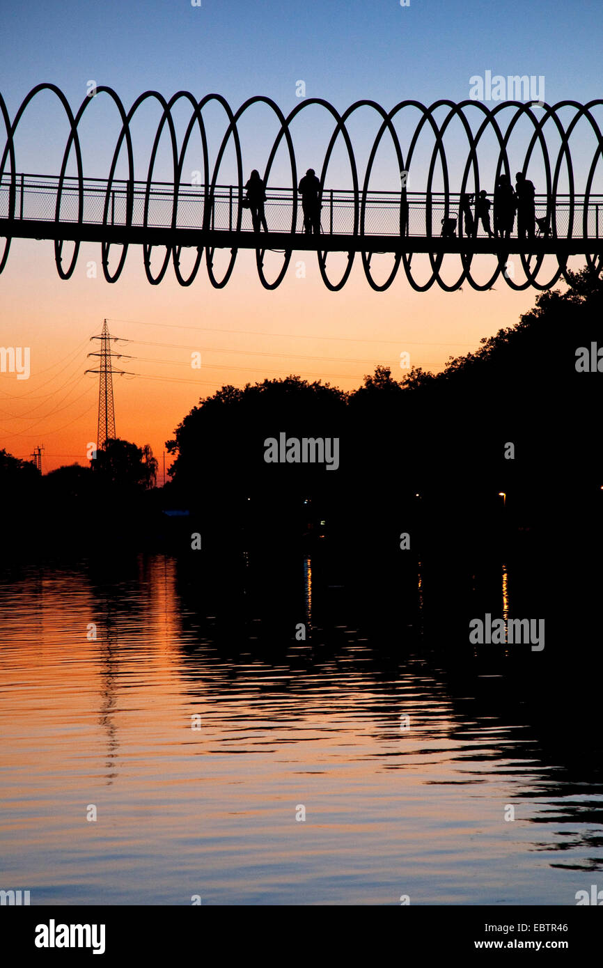 La gente sulla Slinky Slinky molle per fama bridge, Rehberger Bruecke al tramonto sul Rhein canale Herne, Germania, Renania settentrionale-Vestfalia, la zona della Ruhr, Oberhausen Foto Stock