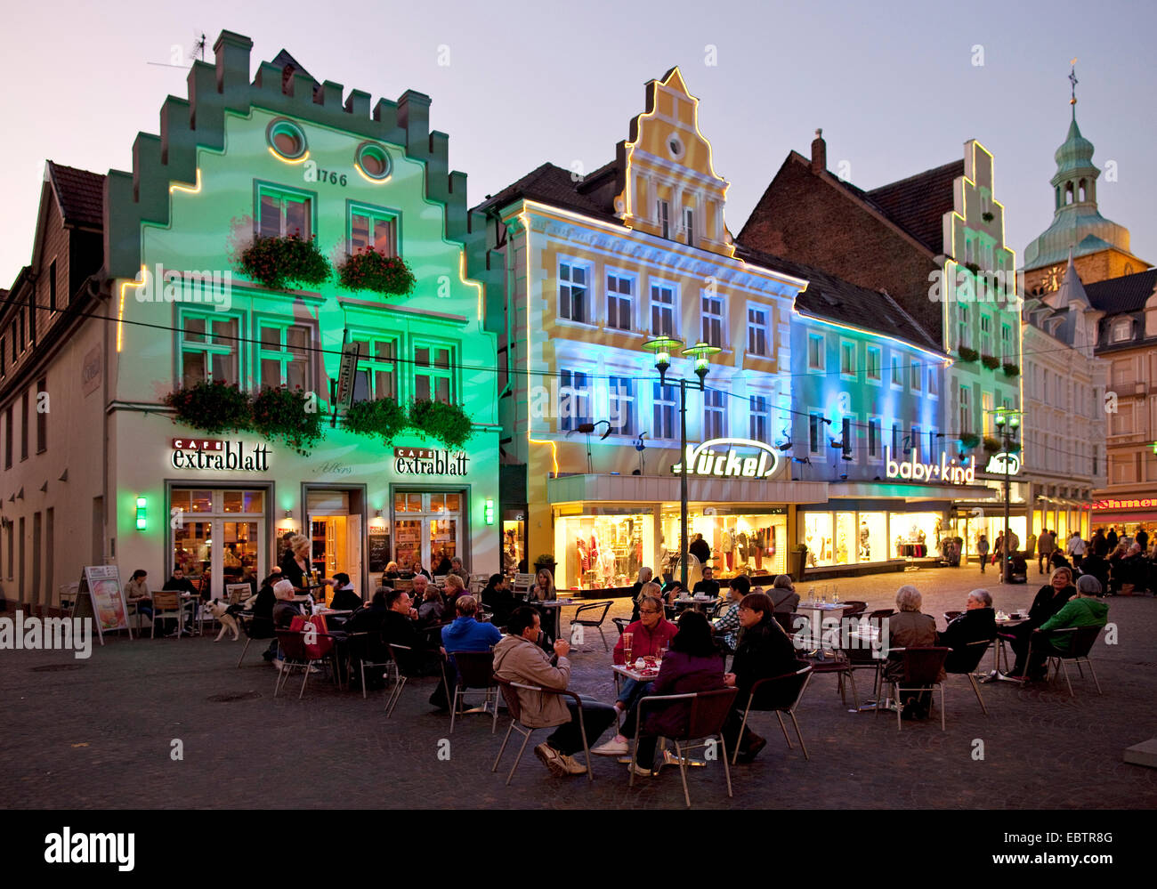 Facciate illuminate nella città vecchia, in Germania, in Renania settentrionale-Vestfalia, la zona della Ruhr, Recklinghausen Foto Stock