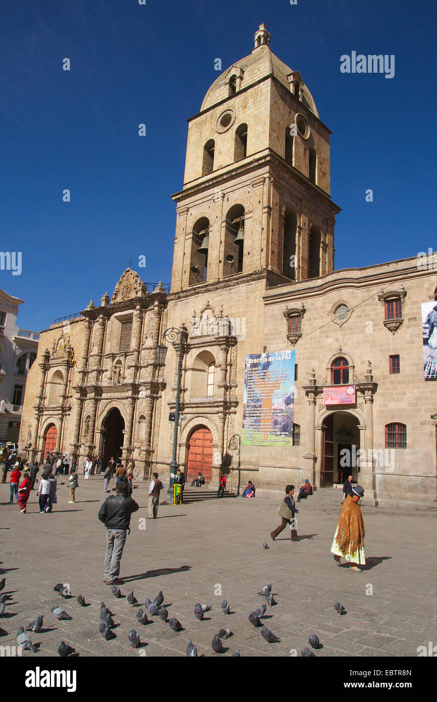 Le persone e i piccioni sul saure in della chiesa di San Francisco a La Paz, in Bolivia, La Paz Foto Stock