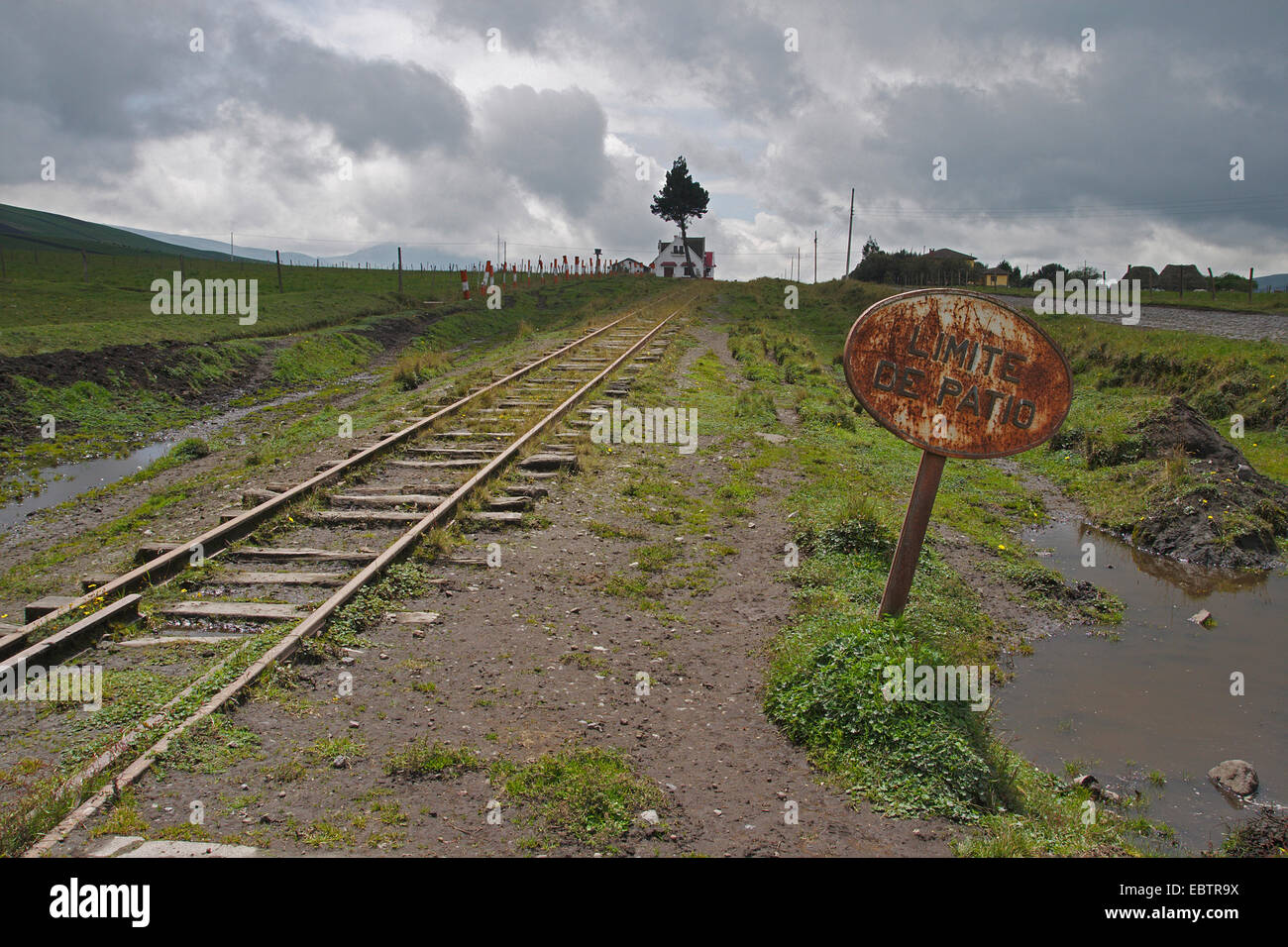 La via che conduce alla stazione ferroviaria di un villaggio, Ecuador, Urbina Foto Stock