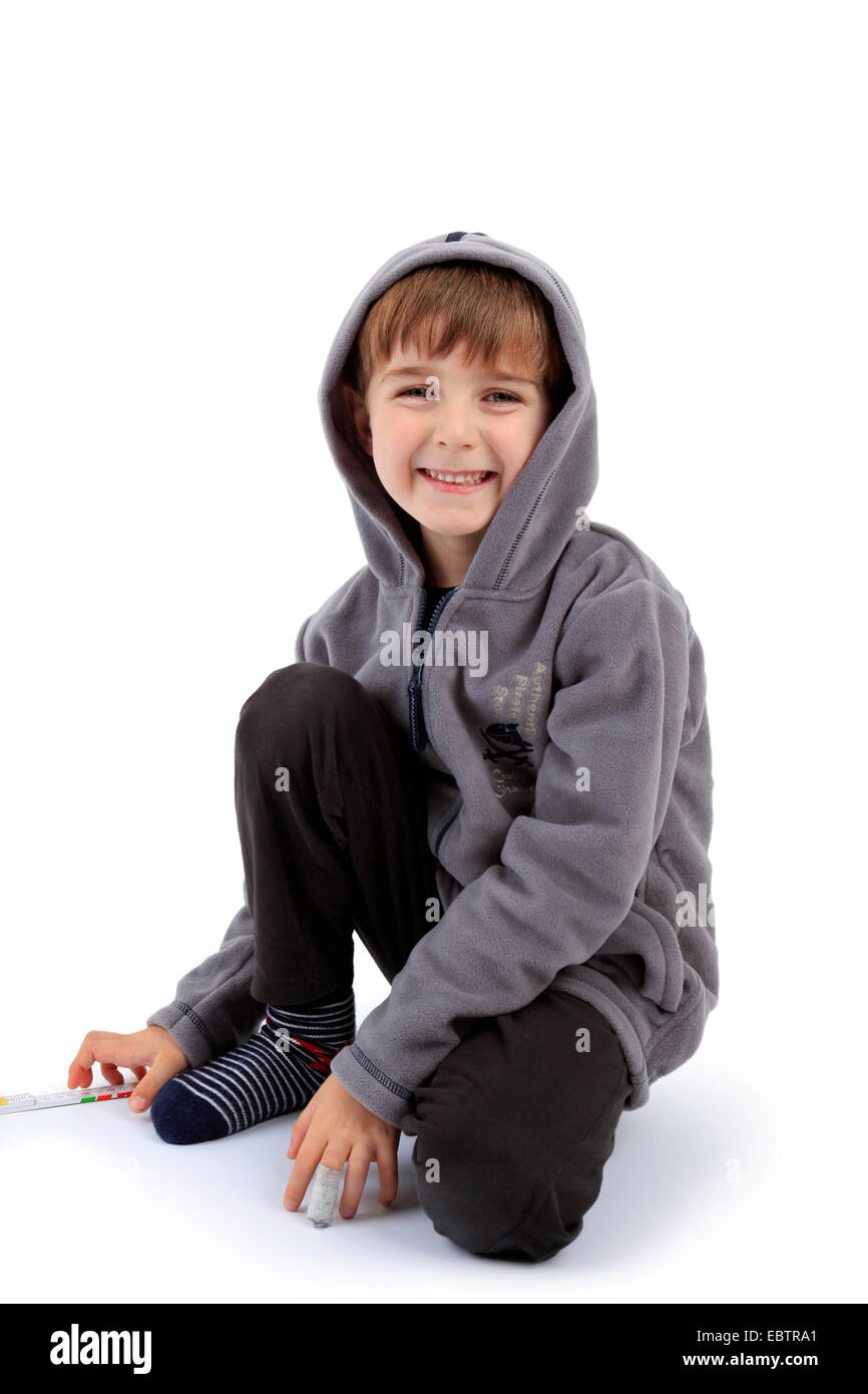 Little Boy giocando con un regolo pieghevole Foto Stock