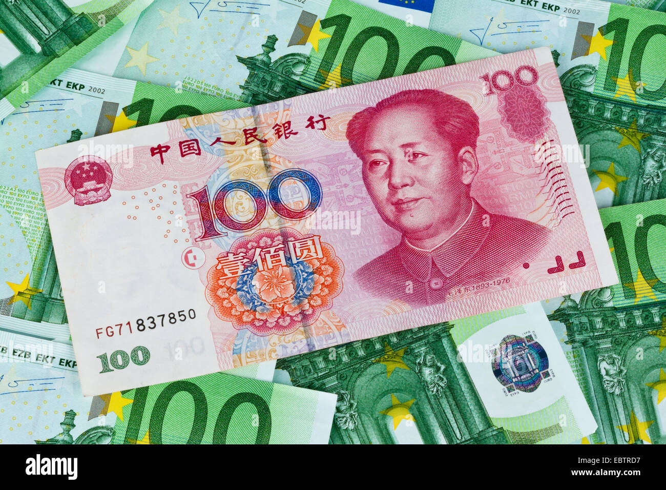 Le banconote in euro e yuan cinese Foto stock - Alamy