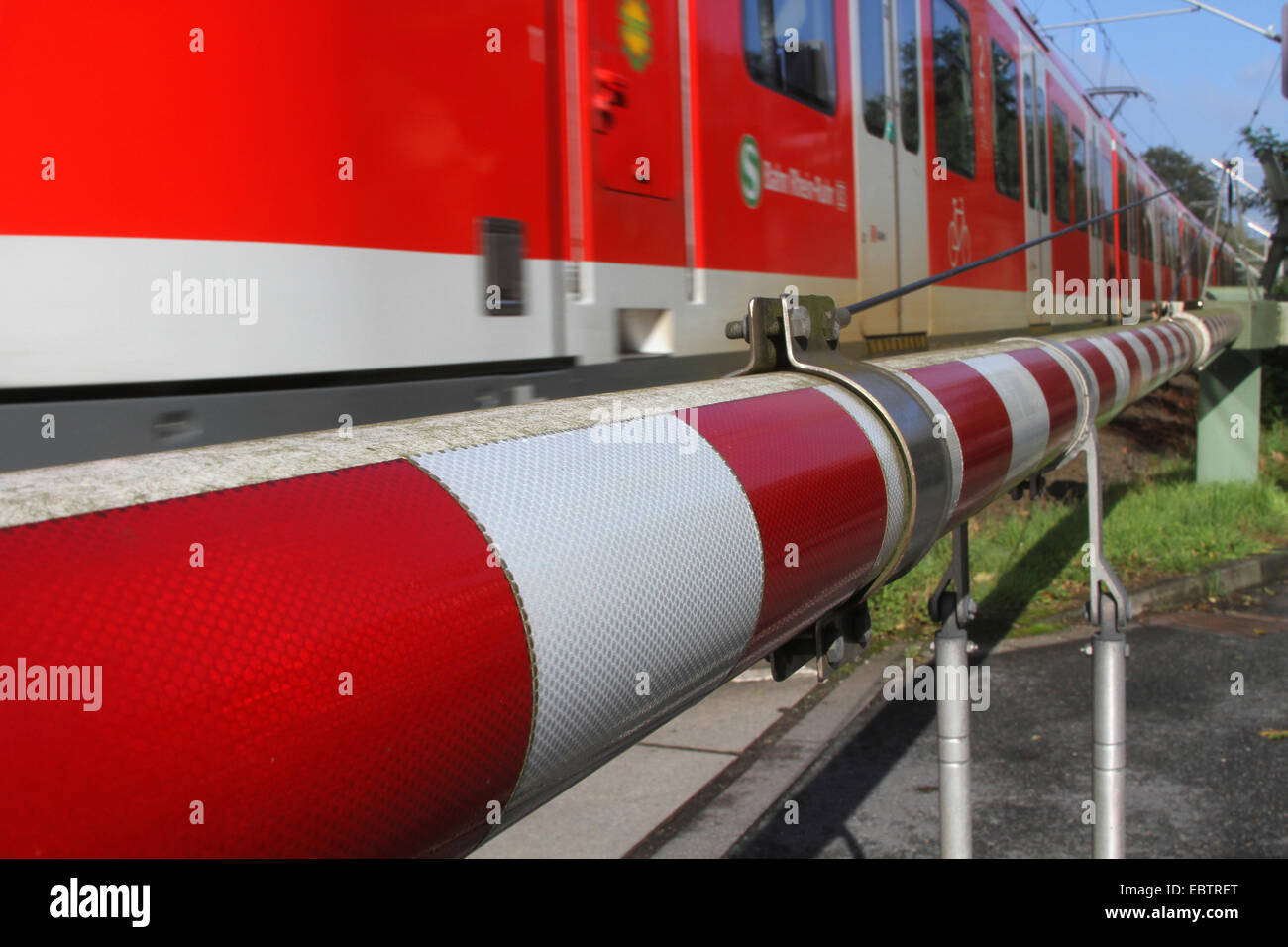 Andando da Regionalbahn dietro cancelli chiusi, in Germania, in Renania settentrionale-Vestfalia Foto Stock