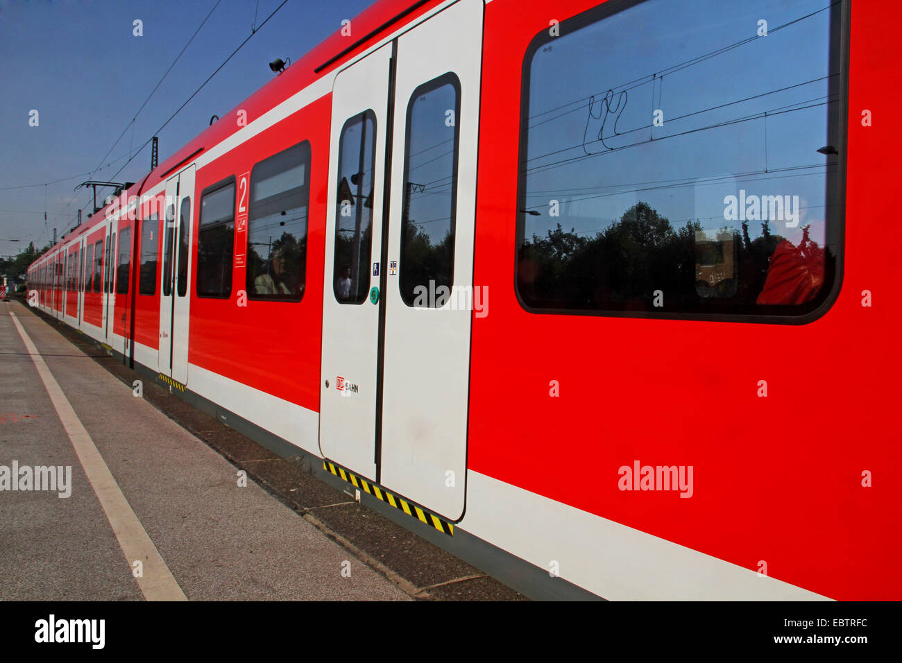 Regionalbahn in corrispondenza di una piattaforma del treno, in Germania, in Renania settentrionale-Vestfalia Foto Stock
