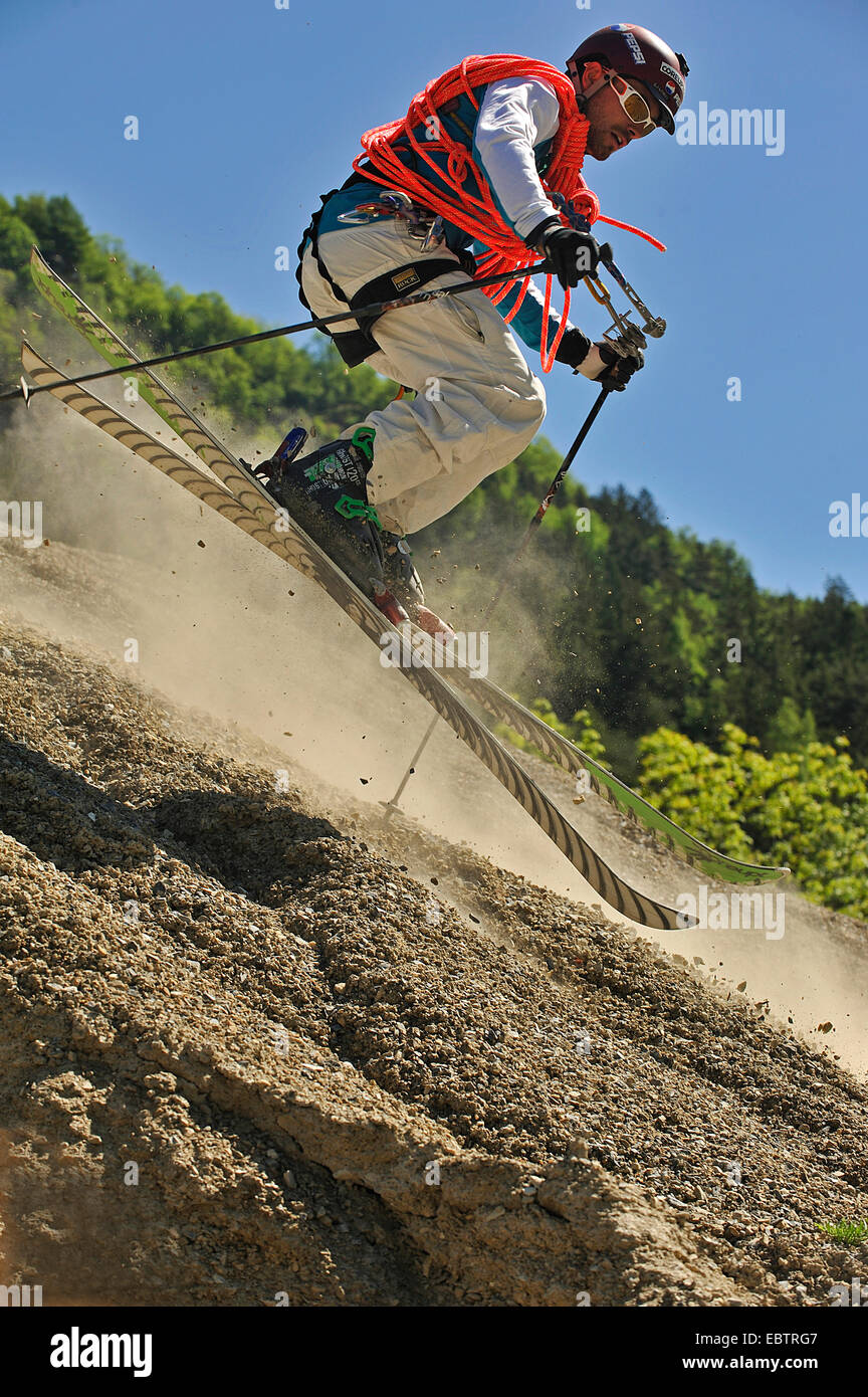 Sciatore freeride in discesa sul versante di ghiaia Foto Stock