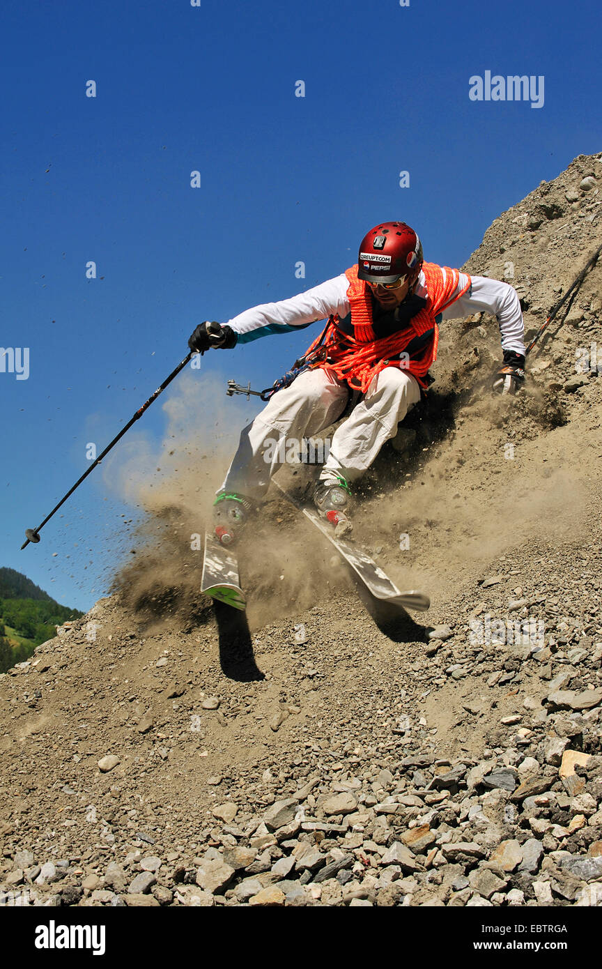 Sciatore freeride in discesa sul versante di ghiaia Foto Stock