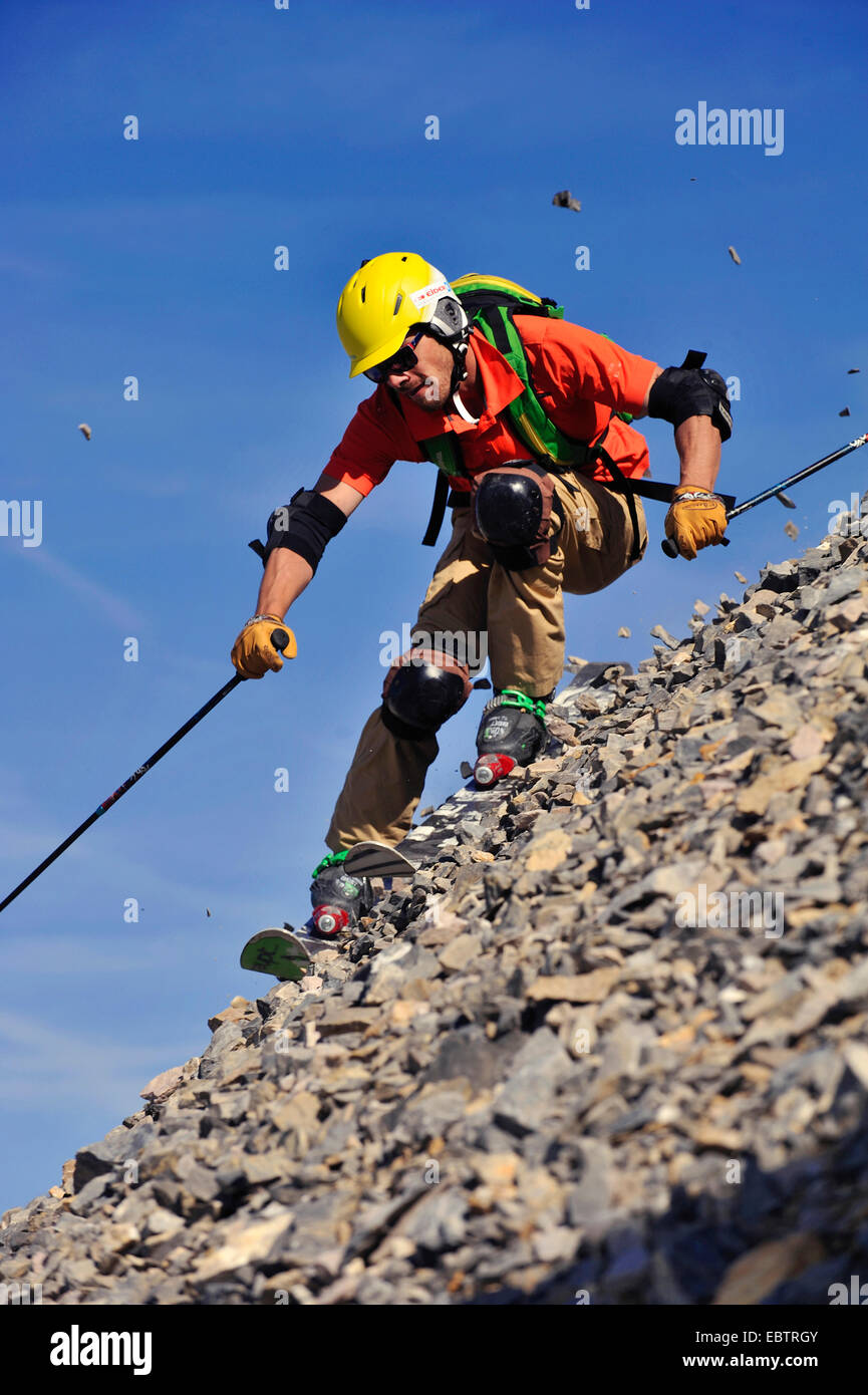 Sciatore freeride in discesa sul pendio roccioso Foto Stock