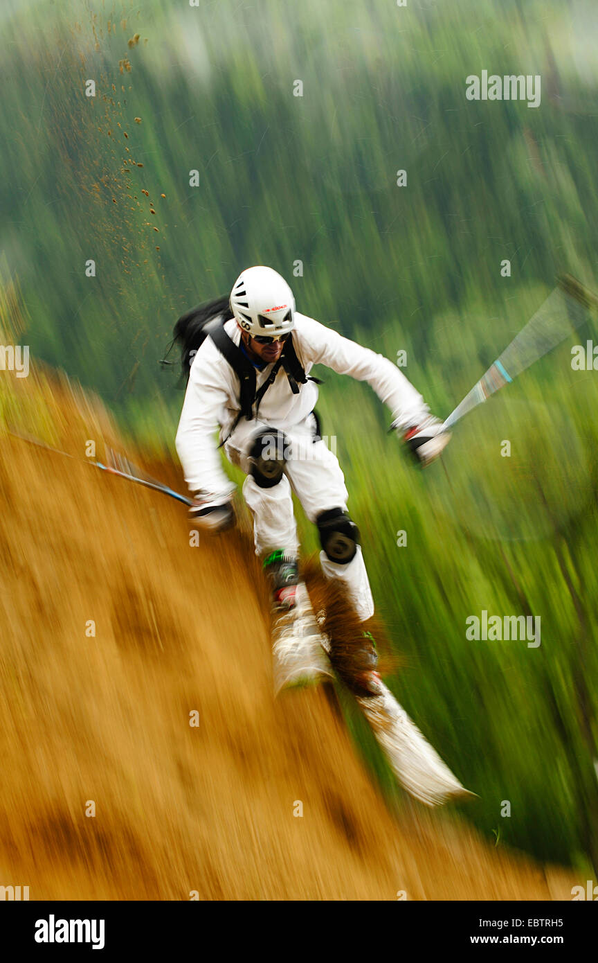 Sciatore freeride in discesa sul pendio di sabbia Foto Stock