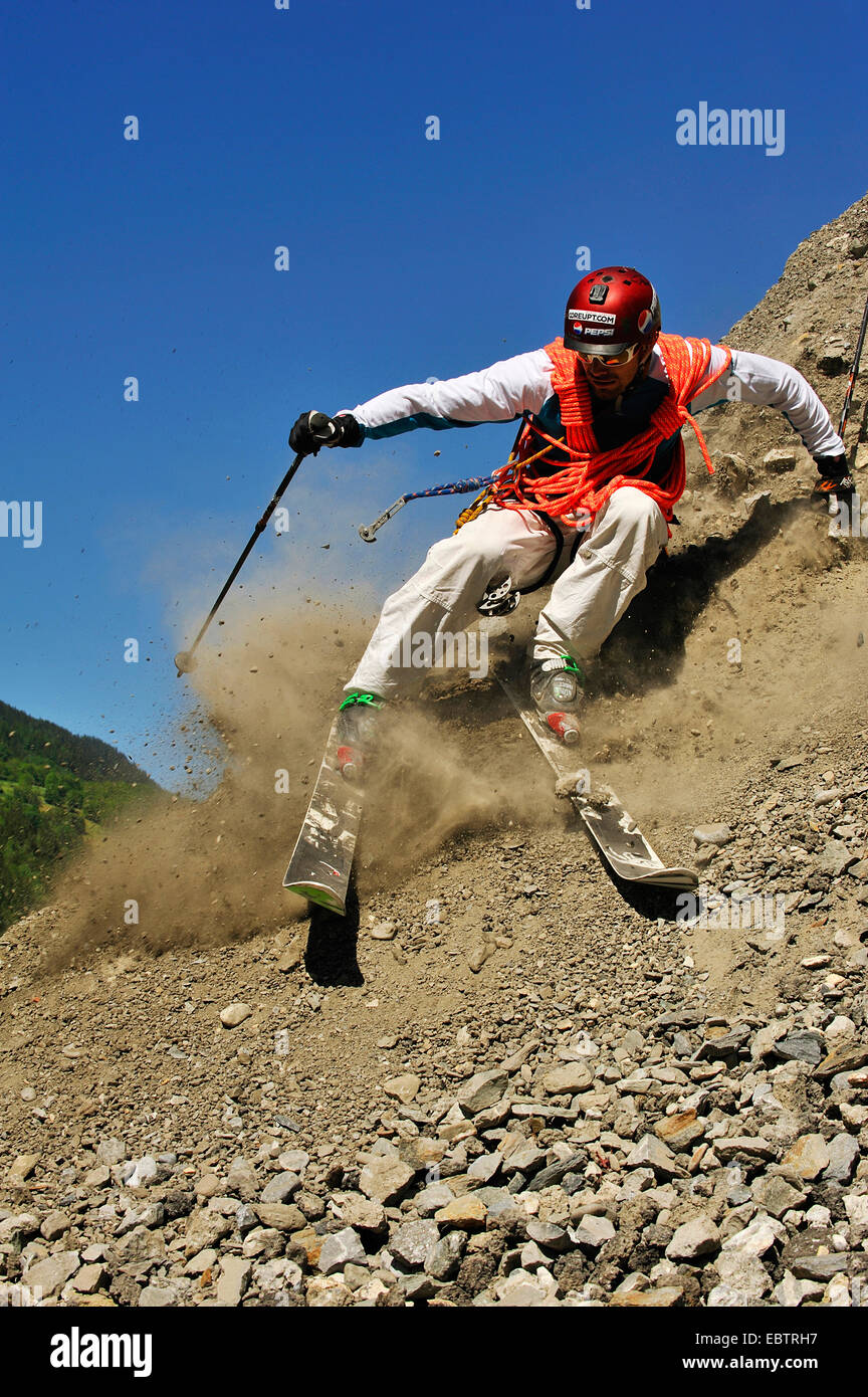 Sciatore freeride in discesa sul versante di ghiaia Foto Stock