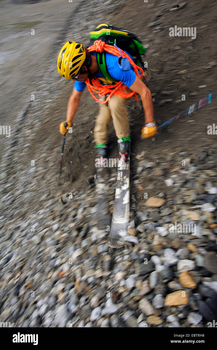 Sciatore freeride in discesa sul versante di ghiaia Foto Stock