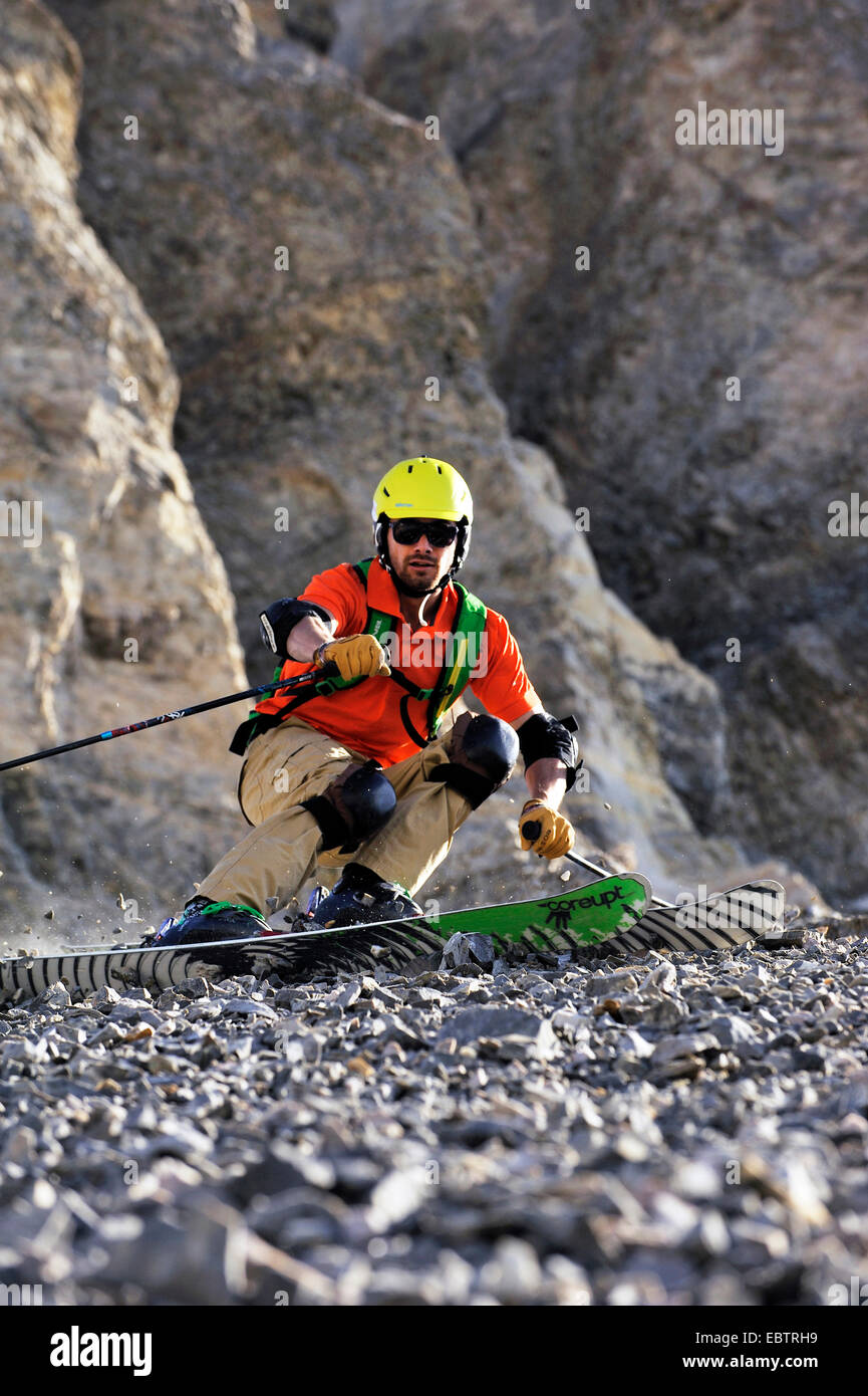 Sciatore freeride in discesa sul versante di ghiaia Foto Stock