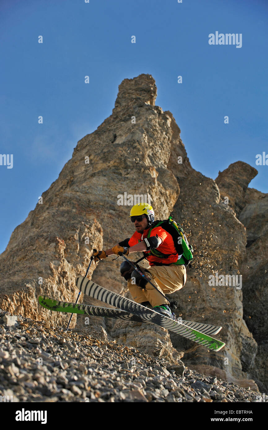 Sciatore freeride in discesa sul versante di ghiaia Foto Stock