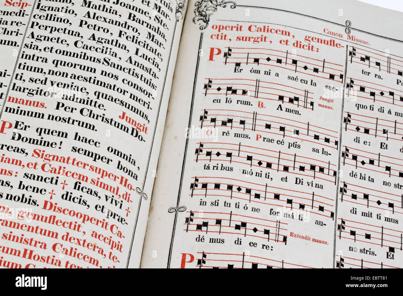 Aprire il messale e libro dei canti di un sacerdote in lingua latina Foto Stock