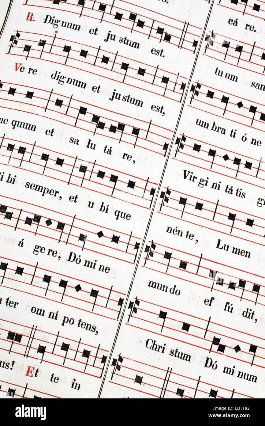 Aprire il messale e libro dei canti di un sacerdote in lingua latina Foto Stock
