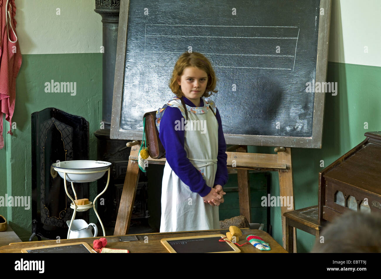 Scuola ragazza nel museo della scuola, Germania, Bassa Sassonia, Folmhusen Foto Stock