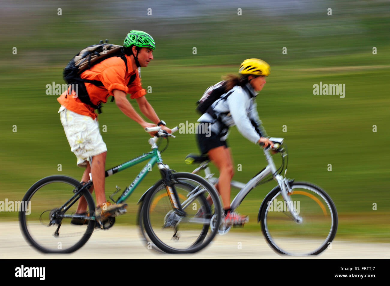 Due mountain bike a cavallo sul sentiero, Francia, Savoie, Parco Nazionale della Vanoise, La Plagne Foto Stock