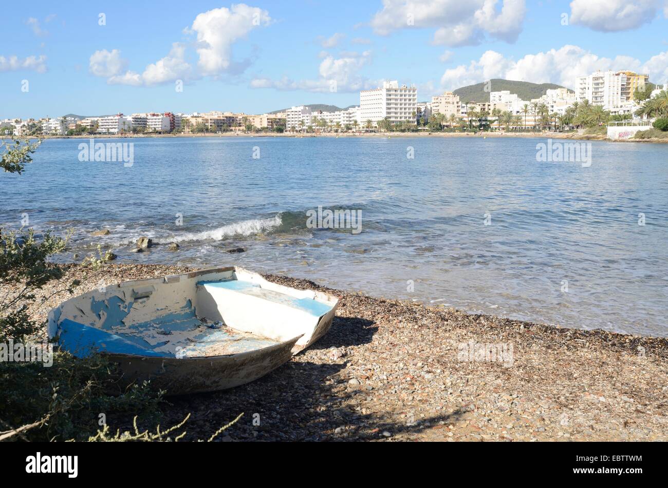 Barca sulla riva vista a la città Ibiza Foto Stock