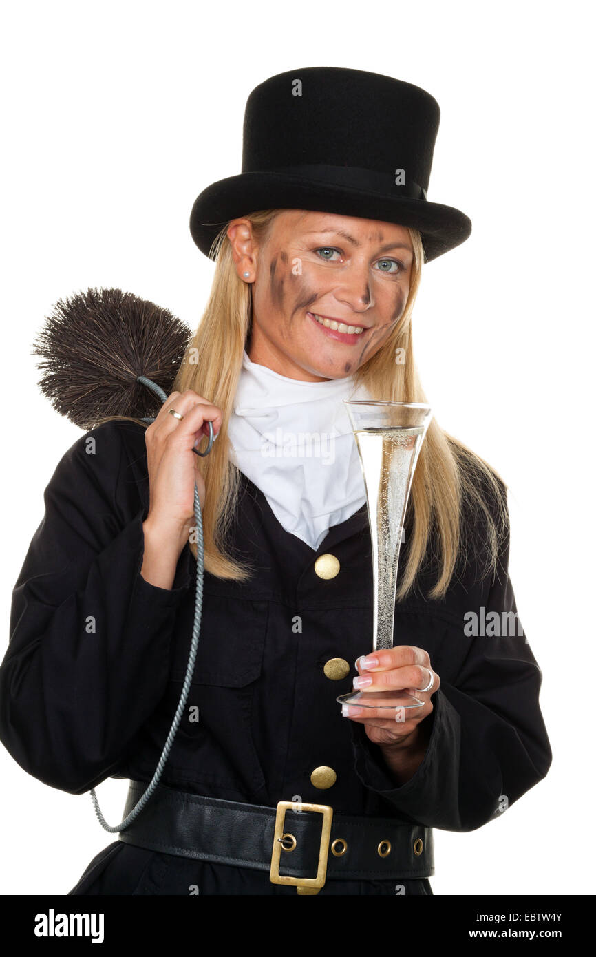Con i capelli lunghi bionda e giovane con un bicchiere di champagne vestito da spazzacamino - fascino fortunato alla fine dell'anno Foto Stock