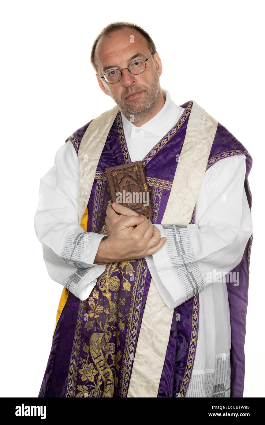 Sacerdote cattolico con la Bibbia in mano Foto Stock