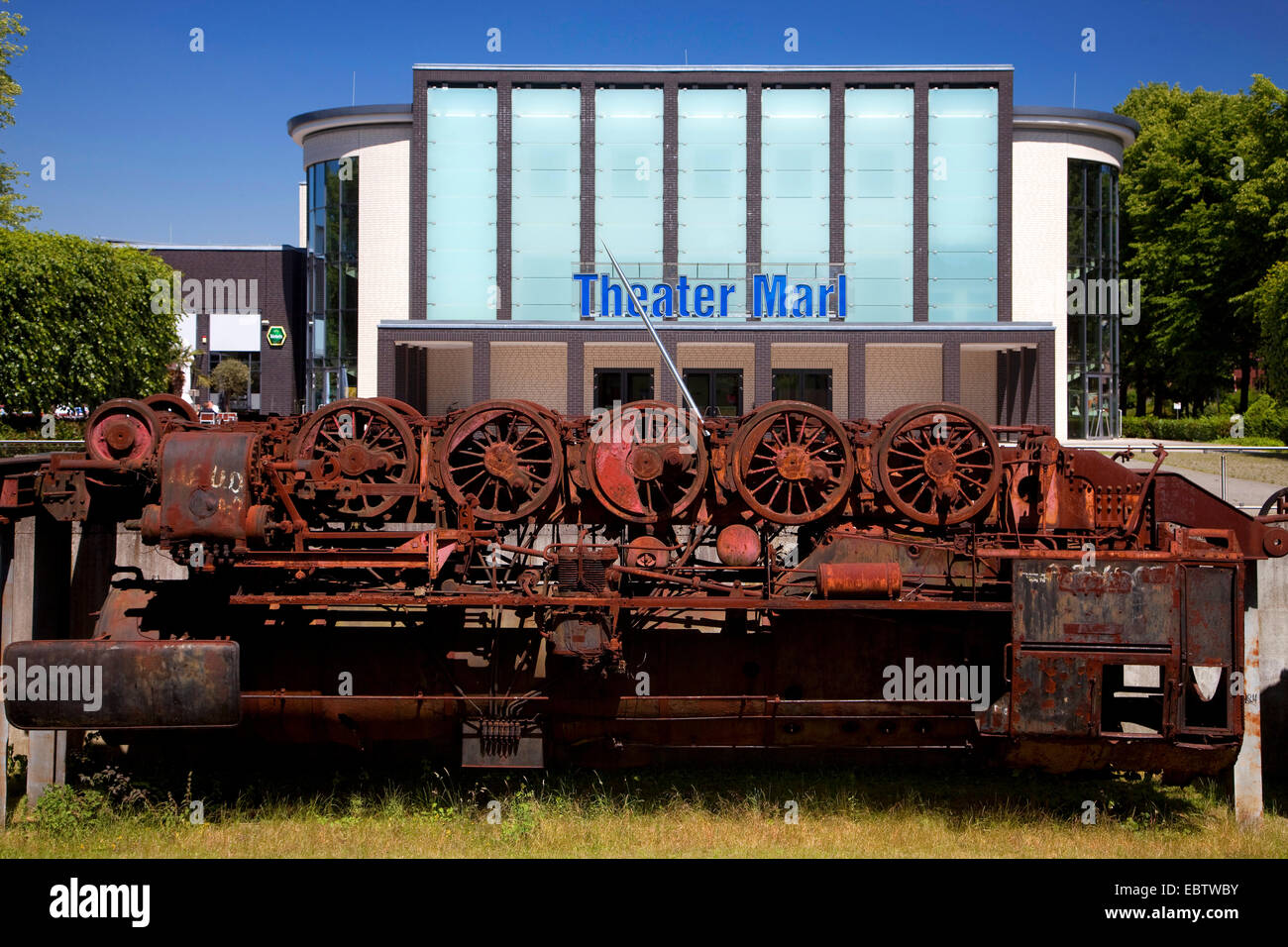 L'opera d'arte "La Tortuga' da Wolf Vostell fatta di un arrugginito vecchia locomotiva capovolto nella parte anteriore di Marl Theatre, in Germania, in Renania settentrionale-Vestfalia, la zona della Ruhr, Marl Foto Stock