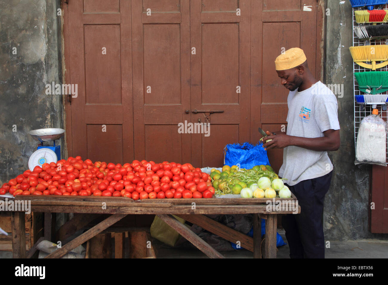 Di carnagione scura uomo vendita di pomodori, Tanzania, Sansibar, Stone Town Foto Stock