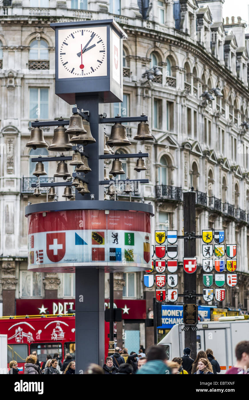 Glockenspiel svizzero nel quadrato di Leicester, Londra, era originariamente alloggiata nel centro svizzero. Dietro l'orologio è un pennone con t Foto Stock