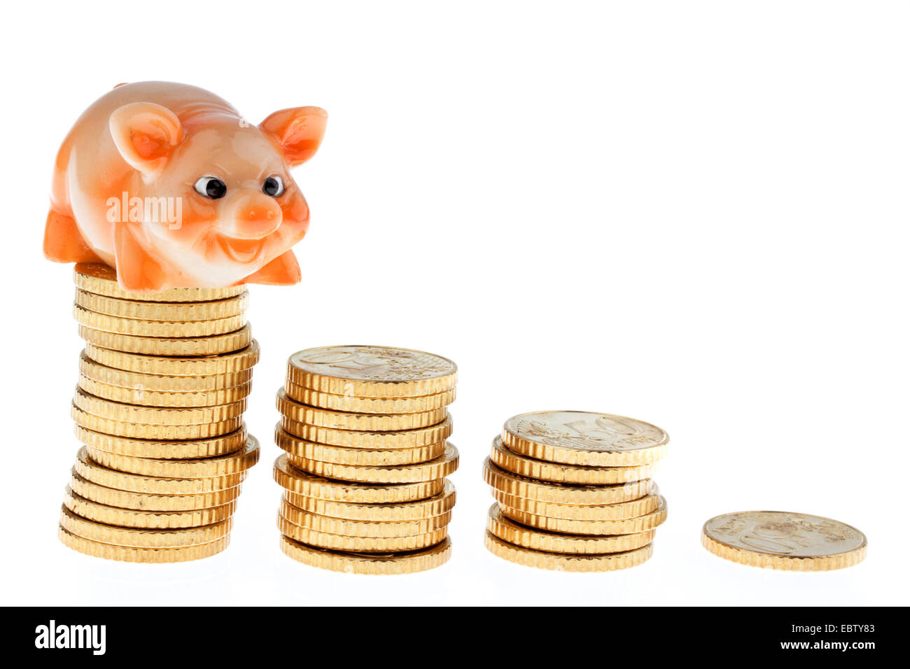 Pila di monete di conio di monete metalliche in euro con un salvadanaio Foto Stock