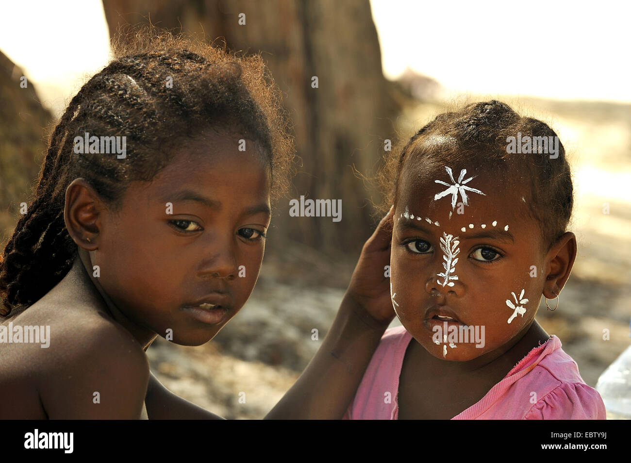 Bambina con la faccia dipinta, Madagascar, Nosy Be Foto Stock