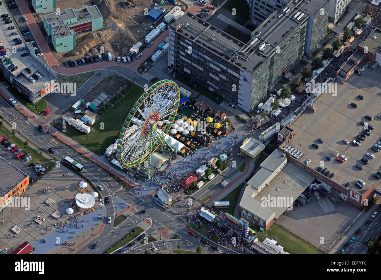 Tradizionale luna park con ruota panoramica Ferris al giorno dell'Ascensione in Sterkrade, in Germania, in Renania settentrionale-Vestfalia, la zona della Ruhr, Oberhausen Foto Stock